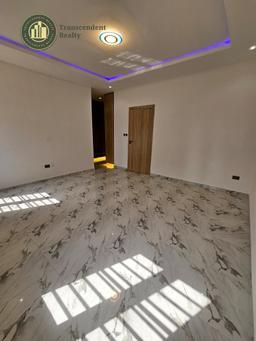 Newly Built Contemporary 4 Bedroom Terraced Triplex