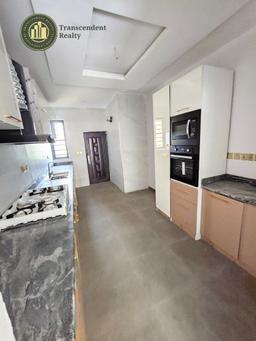 Newly Built Contemporary 4 Bedroom Terraced Duplex