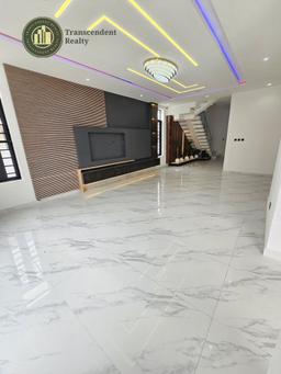 Deluxe 5 Bedroom Fully Detached Triplex with a Cinema and Swimming Pool