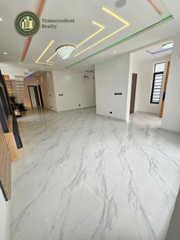 Deluxe 5 Bedroom Fully Detached Triplex with a Cinema and Swimming Pool