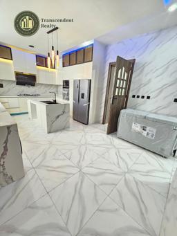 Deluxe 5 Bedroom Fully Detached Triplex with a Cinema and Swimming Pool