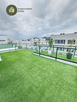 Deluxe 5 Bedroom Fully Detached Triplex with a Cinema and Swimming Pool