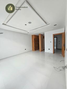 Newly Built Contemporary 5 Bedroom Terraced Duplex