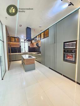 Deluxe 6 Bedroom Fully Detached Triplex