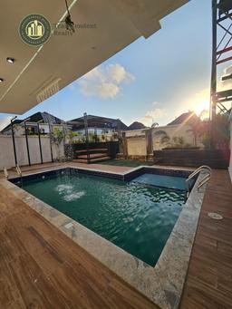 Deluxe 6 Bedroom Fully Detached Triplex