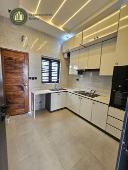 Newly Built Contemporary 3 Bedroom Terraced Duplex