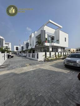 Newly Built Deluxe 5 Bedroom Fully Detached Duplex With A Garden