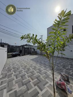 Deluxe 5 Bedroom Fully Detached Duplex