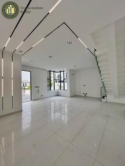 Deluxe 5 Bedroom Fully Detached Duplex