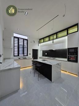 Deluxe 5 Bedroom Fully Detached Duplex