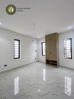 Newly Built Contemporary 4 Bedroom Terraced Triplex