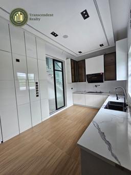 Deluxe 5 Bedroom Fully Detached Duplex