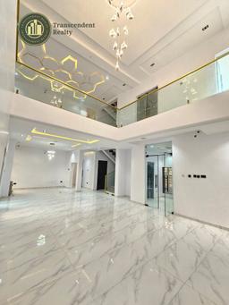 Newly Built Contemporary 5 Bedroom Detached Triplex