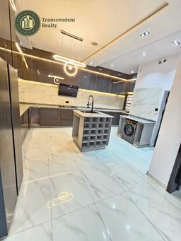 Newly Built Contemporary 5 Bedroom Detached Triplex