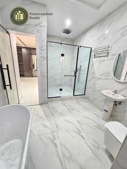 Newly Built Contemporary 5 Bedroom Detached Triplex