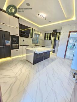 Deluxe 5 Bedroom Fully Detached Triplex