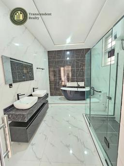 Deluxe 5 Bedroom Fully Detached Triplex