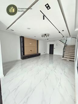 Newly Built Contemporary 4 Bedroom Semi-detached Triplex