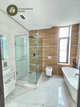 Newly Built Contemporary 4 Bedroom Semi-detached Triplex