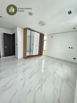 Newly Built Contemporary 4 Bedroom Semi-detached Triplex