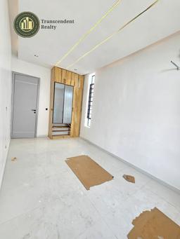 Deluxe 5 Bedroom Fully Detached Duplex