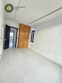 Deluxe 5 Bedroom Fully Detached Duplex