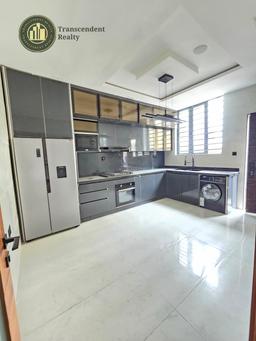 Contemporary 5 Bedroom Fully Detached Triplex