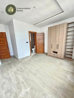 Contemporary 5 Bedroom Fully Detached Triplex
