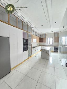 Deluxe 5 Bedroom Fully Detached Duplex