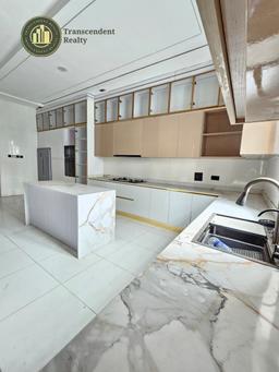 Deluxe 5 Bedroom Fully Detached Duplex