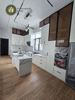 Deluxe 5 Bedroom Fully Detached Duplex